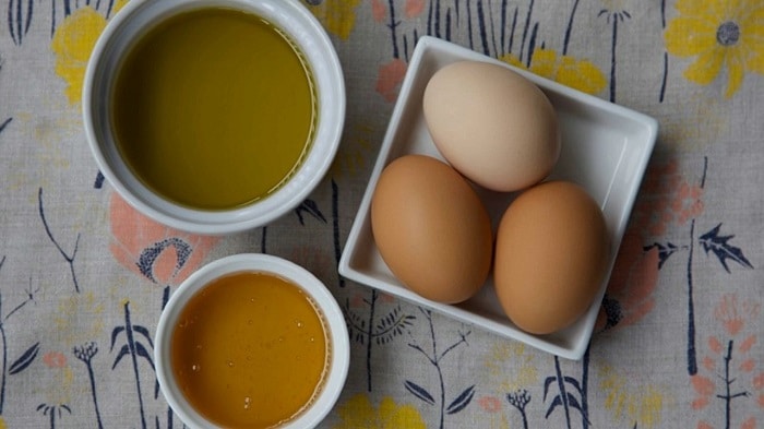 mặt nạ lòng trắng trứng gà và dầu oliu
