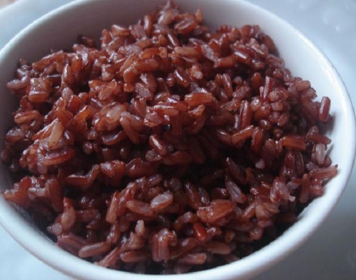 1 chén cơm gạo lứt chứa tầm 150-200 calo.