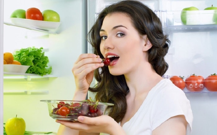 Ăn trái cây cũng là điều bạn nên tránh nếu không muốn bụng to sau khi ăn.