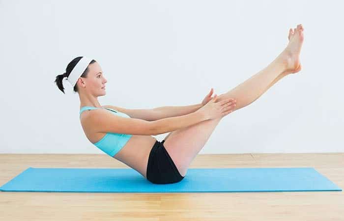 Tập yoga giảm cân với tư thế con thuyền.