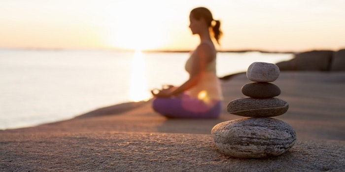 Tập yoga không nhất thiết phải là nơi yên tĩnh. Chỉ là yên tĩnh giúp bạn tập trung và hiệu quả nhanh hơn.
