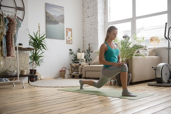 Có thể tự tập yoga tại nhà theo các video hướng dẫn.