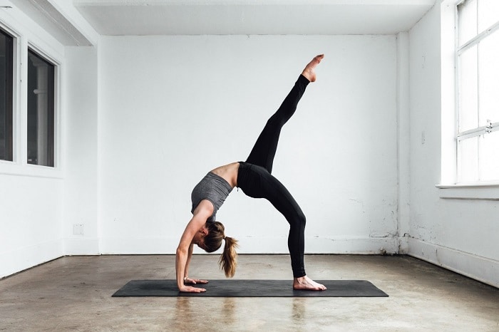 Các bài tập yoga từ chậm chậm nhưng có thể đốt cháy mỡ thừa và giúp bạn giảm cân.
