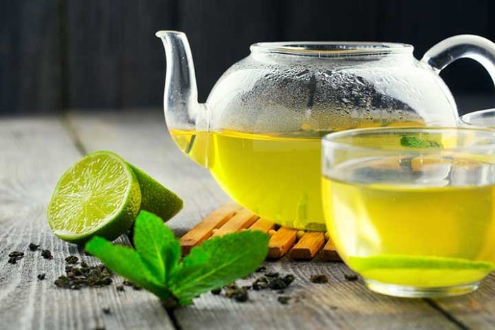 Uống trà xanh với chanh cũng là giúp giảm cân.