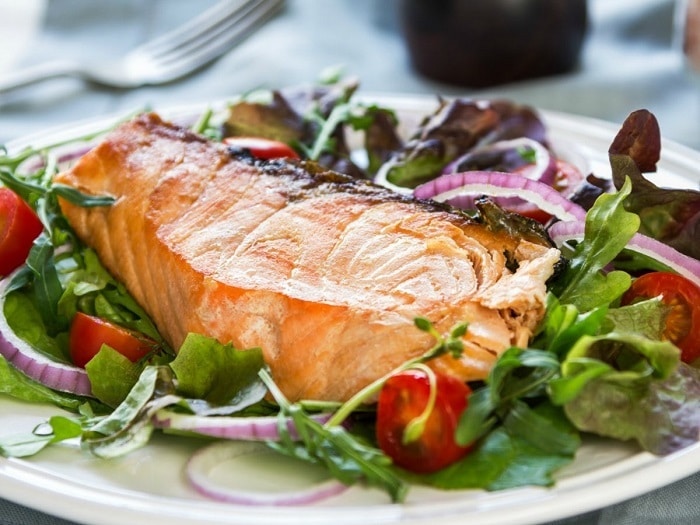 Cá hồi là một trong những loại cá chứa axit béo tốt có khả năng giúp bạn giảm mỡ bụng dưới nhanh nhất.
