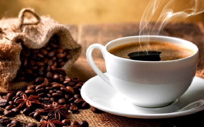 Nên uống cà phê đen nóng và không bỏ thêm đường hoặc sữa.