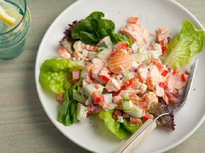 Salad cá hồi cũng được đưa vào thực đơn Eat Clean – ăn sạch.