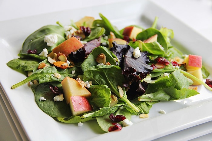 Salad rau củ và táo cũng là một gợi ý cho thực đơn ăn kiêng giảm cân của bạn.