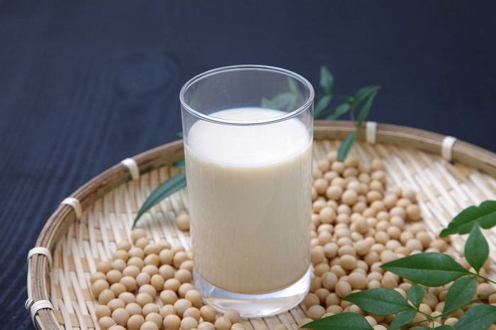 Bạn hoàn toàn có thể tự chế biến sữa đậu nành tại nhà để an toàn và hiệu quả sử dụng cao hơn.