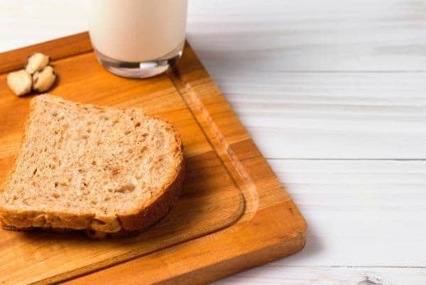 Bánh mì và 1 ly sữa cho bữa sáng để giảm cân cùng với thực đơn với Herbalife.